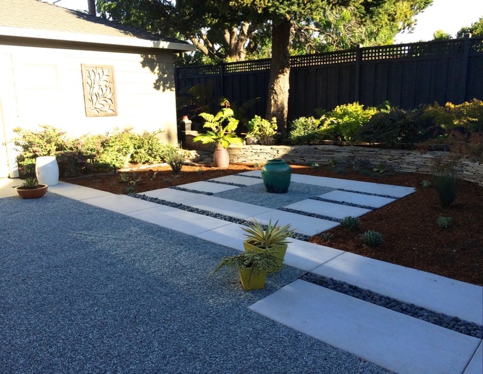 На фото: солнечный засухоустойчивый сад среднего размера на заднем дворе в восточном стиле с хорошей освещенностью и мощением тротуарной плиткой