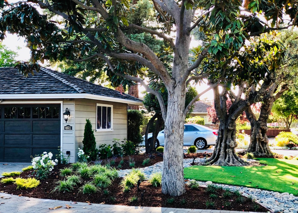 Стильный дизайн: солнечный засухоустойчивый сад среднего размера на переднем дворе в современном стиле с камнем в ландшафтном дизайне, хорошей освещенностью и мощением клинкерной брусчаткой - последний тренд
