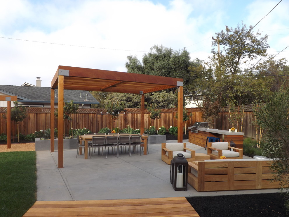 Design ideas for a contemporary backyard landscaping in San Francisco.