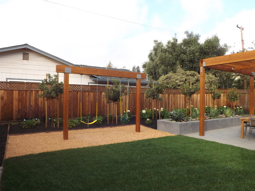 Cette image montre un jardin arrière design de taille moyenne avec des pavés en béton.
