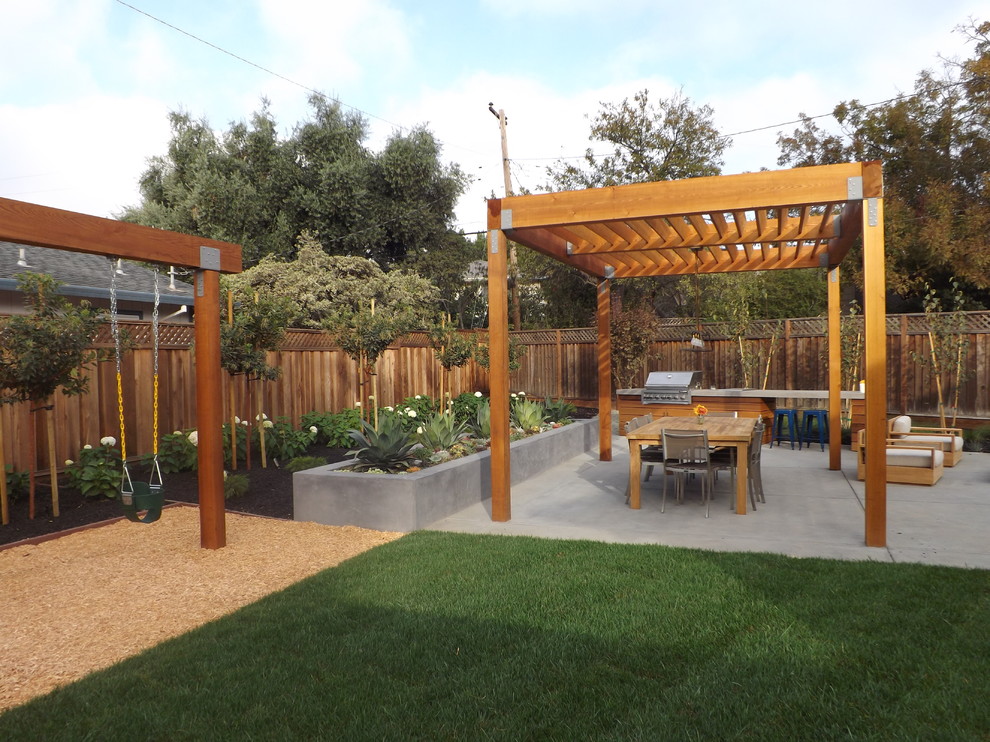 Idées déco pour un jardin arrière contemporain de taille moyenne avec des pavés en béton.
