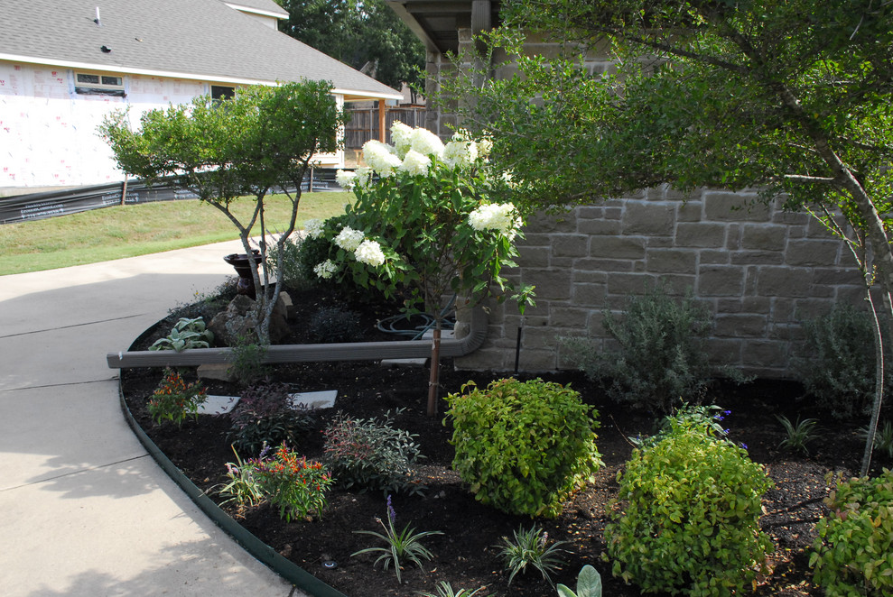 Design ideas for a mid-sized southwestern drought-tolerant and full sun front yard concrete paver flower bed in Dallas for fall.