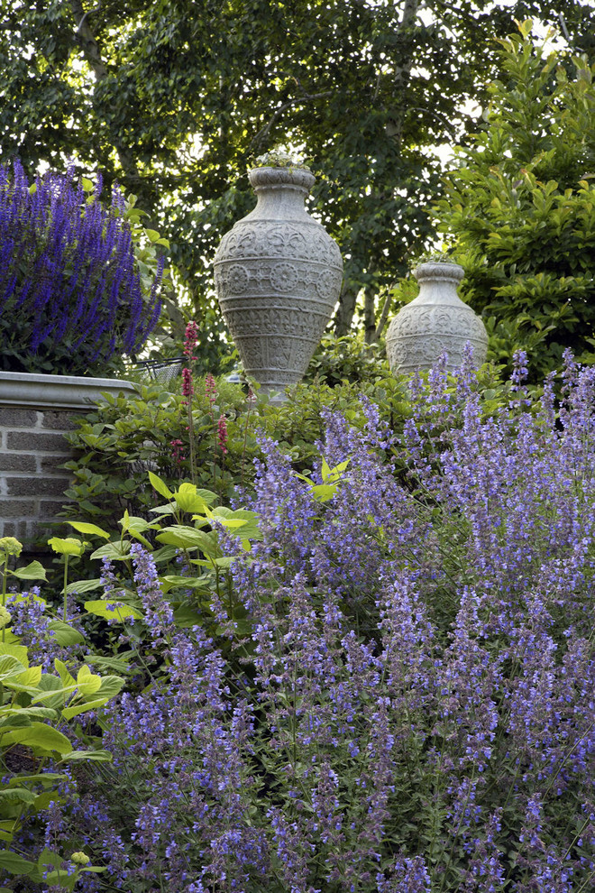 Foto de jardín extra grande con jardín francés y adoquines de piedra natural
