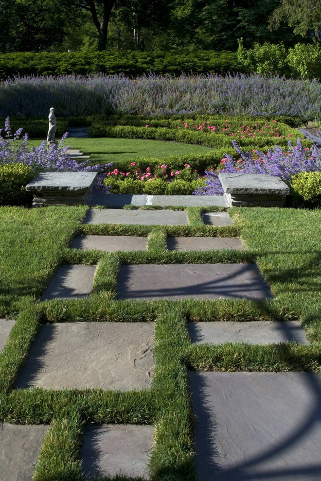 Ejemplo de jardín extra grande con jardín francés y adoquines de piedra natural