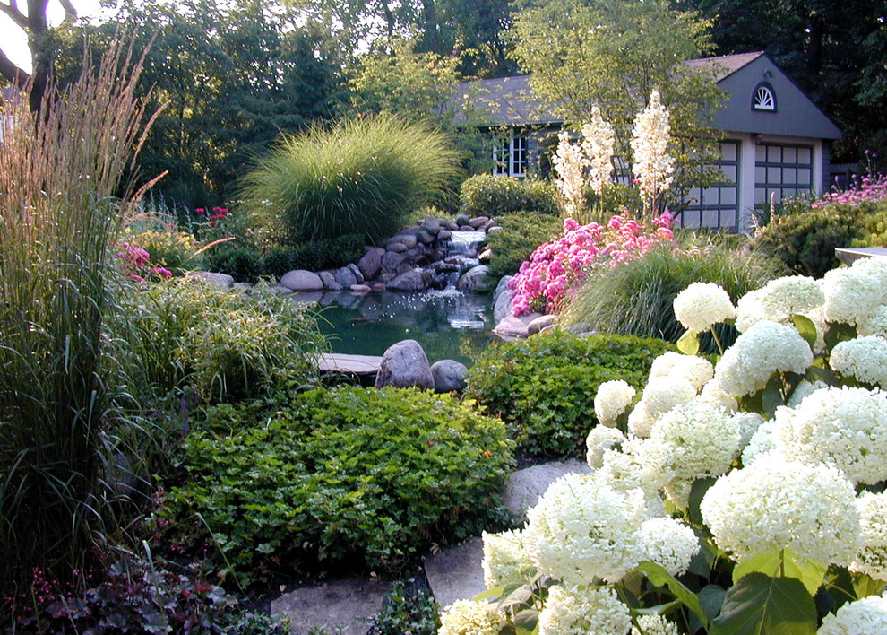 Diseño de jardín en patio trasero con estanque