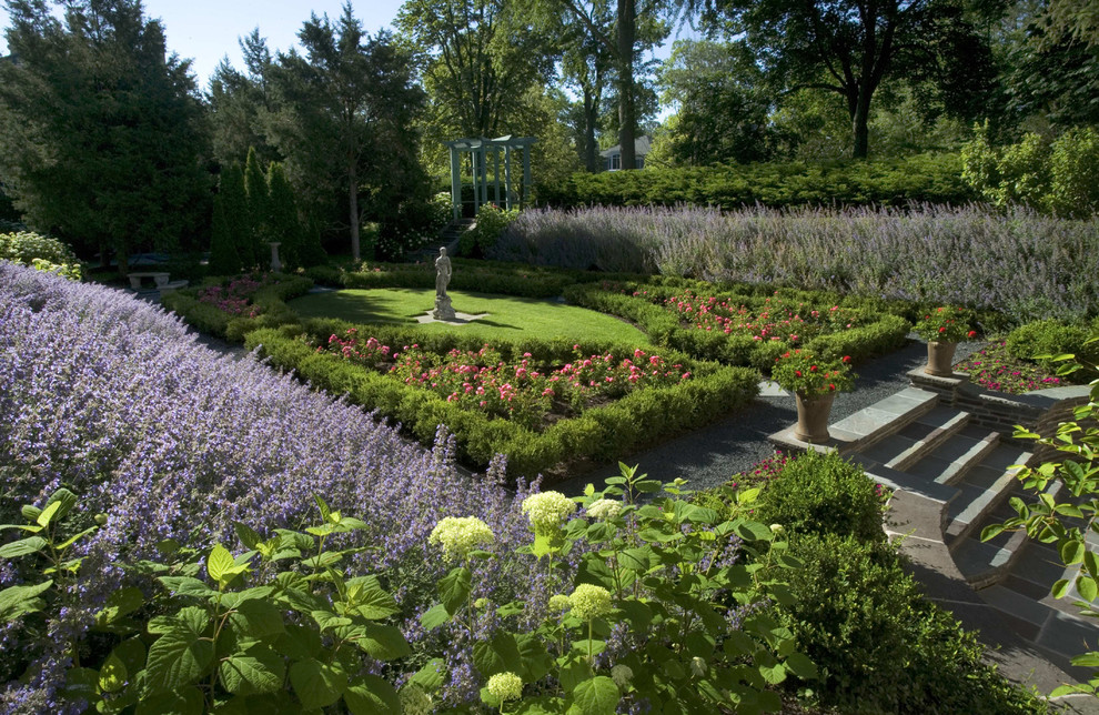 Inspiration pour un grand jardin à la française arrière traditionnel l'été.
