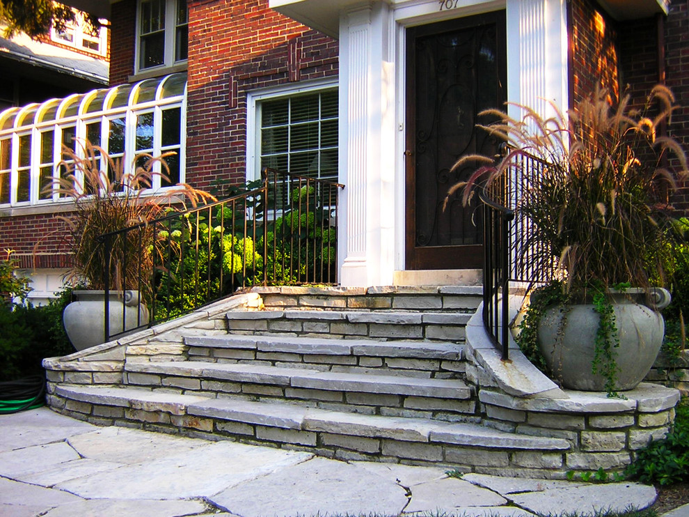 Design ideas for a classic front garden in Chicago with natural stone paving.
