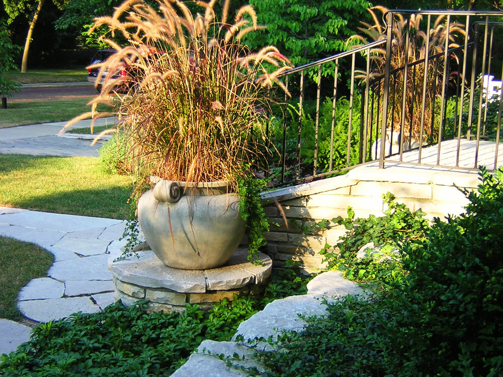 Ispirazione per un giardino chic davanti casa con un ingresso o sentiero e pavimentazioni in pietra naturale