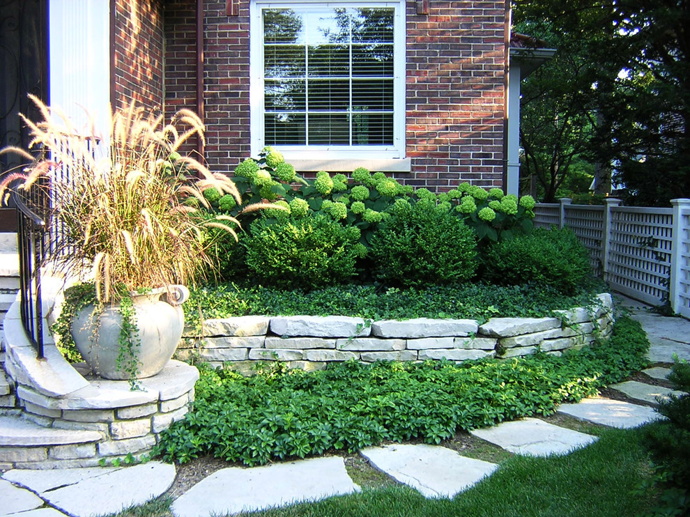 Design ideas for a traditional landscaping in Chicago.