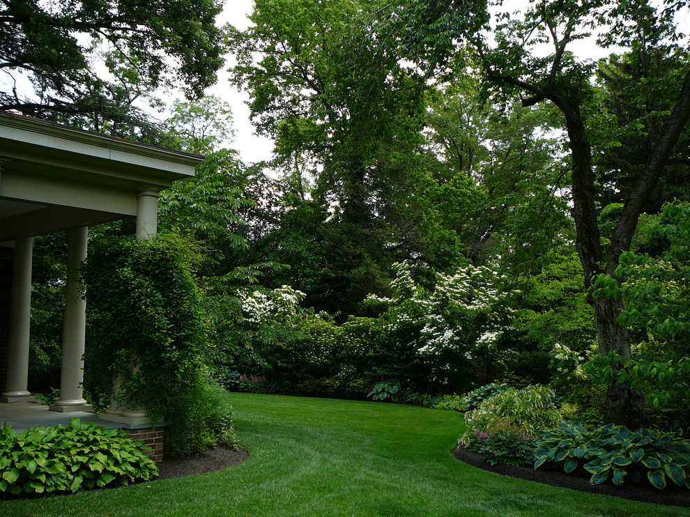 Schattiger, Geometrischer, Mittelgroßer Klassischer Garten neben dem Haus in Philadelphia