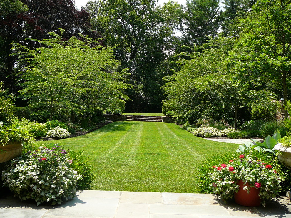 На фото: участок и сад на заднем дворе в классическом стиле с растениями в контейнерах