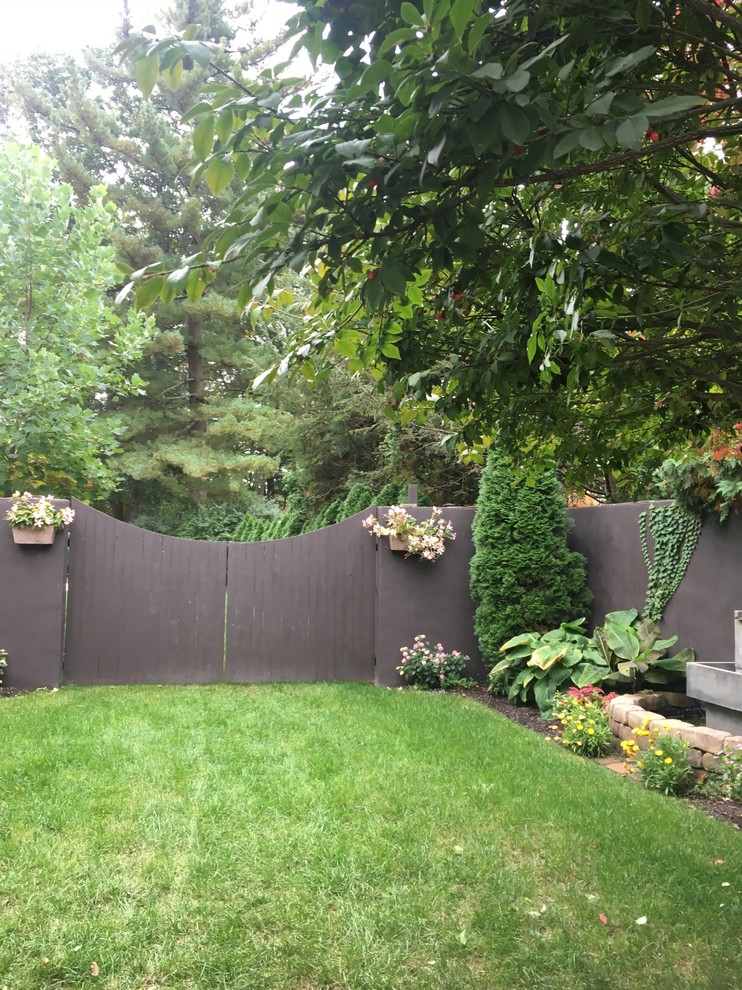 Источник вдохновения для домашнего уюта: летний участок и сад среднего размера на внутреннем дворе в классическом стиле с садовой дорожкой или калиткой