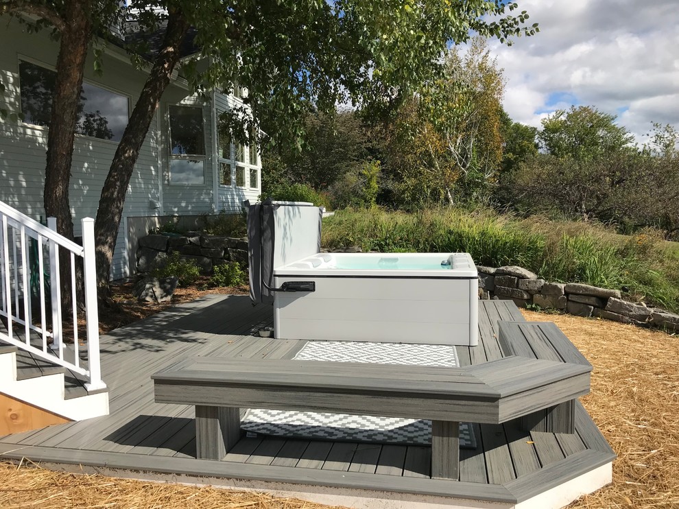 Idee per un giardino moderno esposto in pieno sole dietro casa con pedane