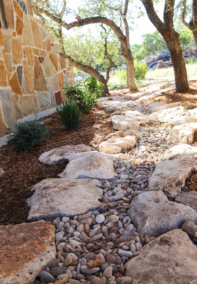 Foto di un giardino xeriscape esposto in pieno sole di medie dimensioni e davanti casa in estate con un ingresso o sentiero e pavimentazioni in pietra naturale