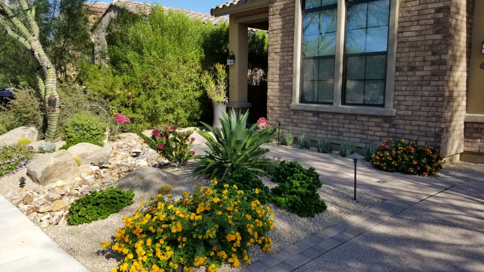 Foto di un giardino xeriscape american style esposto a mezz'ombra di medie dimensioni e nel cortile laterale in primavera con sassi e rocce e ghiaia