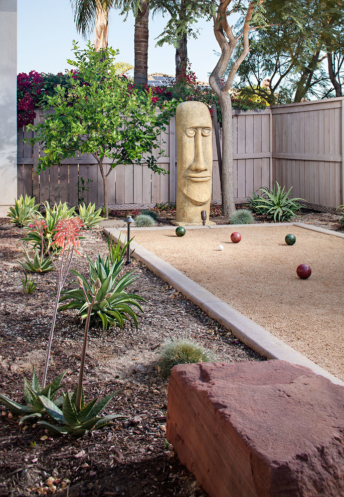 Aménagement d'un jardin arrière méditerranéen de taille moyenne et au printemps avec une exposition ensoleillée et des pavés en pierre naturelle.