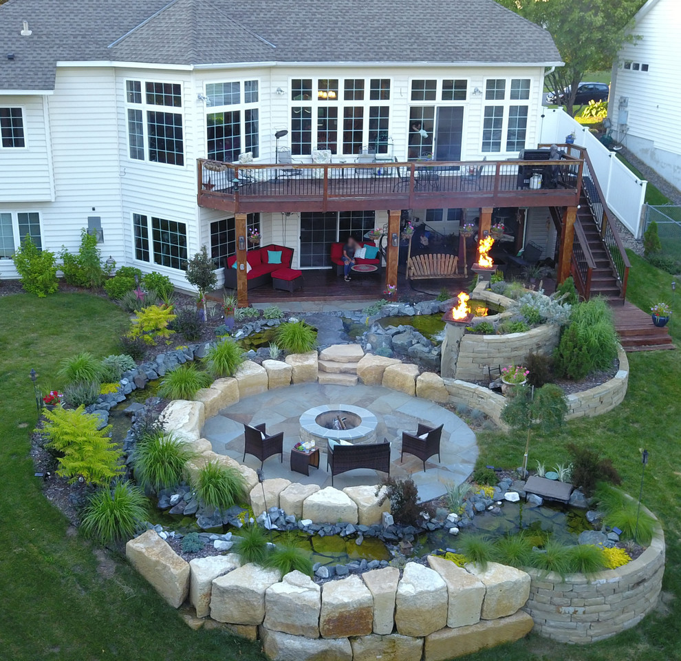 Пример оригинального дизайна: большой летний регулярный сад на заднем дворе в стиле кантри с местом для костра, полуденной тенью и покрытием из каменной брусчатки