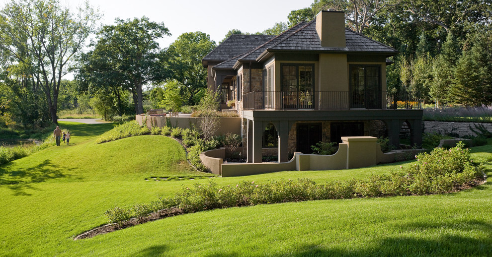 Стильный дизайн: огромный участок и сад на боковом дворе в классическом стиле - последний тренд
