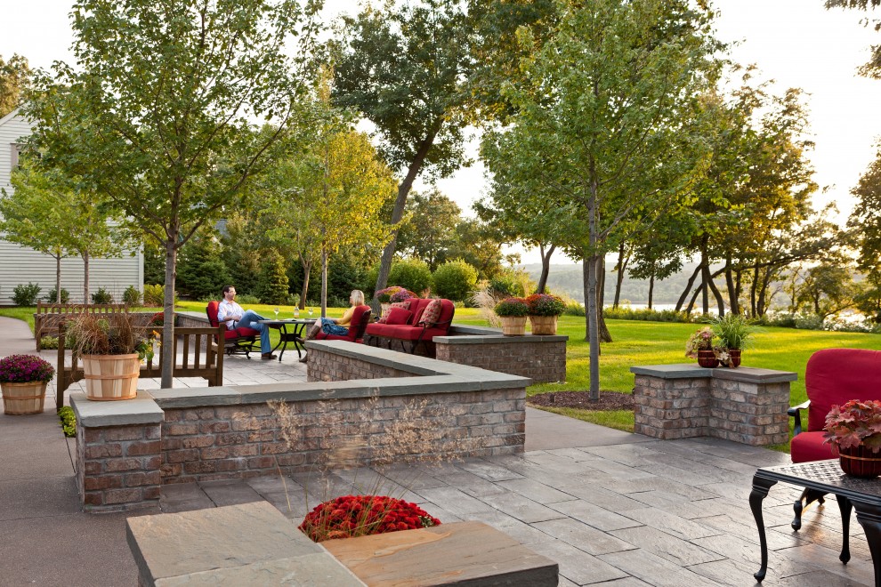 Esempio di un giardino classico dietro casa in autunno con pavimentazioni in pietra naturale