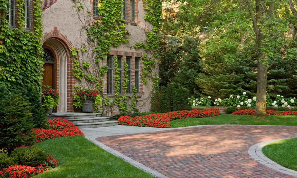 Klassischer Vorgarten mit Pflastersteinen und Blumenbeet in Minneapolis