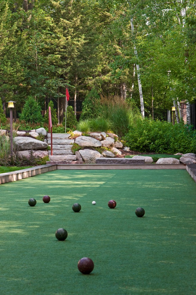 Design ideas for a traditional landscaping in Minneapolis.