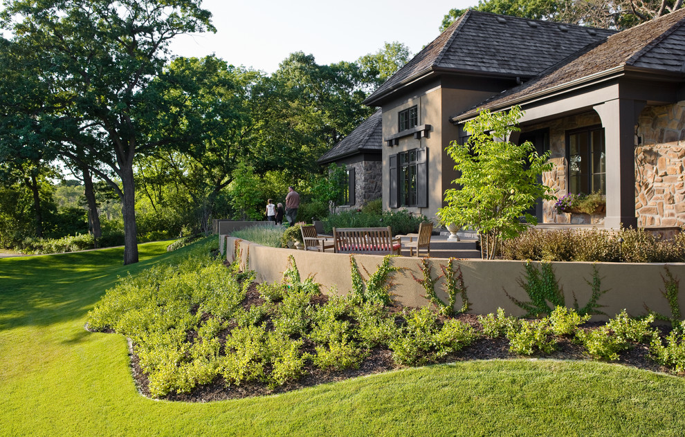 Design ideas for a traditional backyard landscaping in Minneapolis.