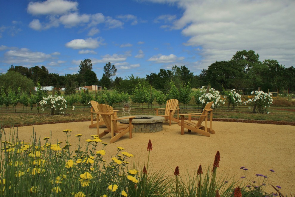 Idee per un ampio giardino xeriscape country esposto in pieno sole dietro casa in estate con un muro di contenimento