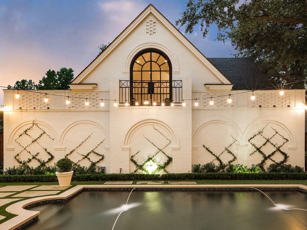 Photo of a classic full sun garden in Dallas with a water feature.