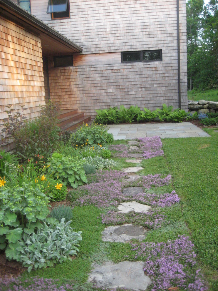 Ejemplo de camino de jardín contemporáneo de tamaño medio en verano en patio trasero con exposición parcial al sol y adoquines de piedra natural