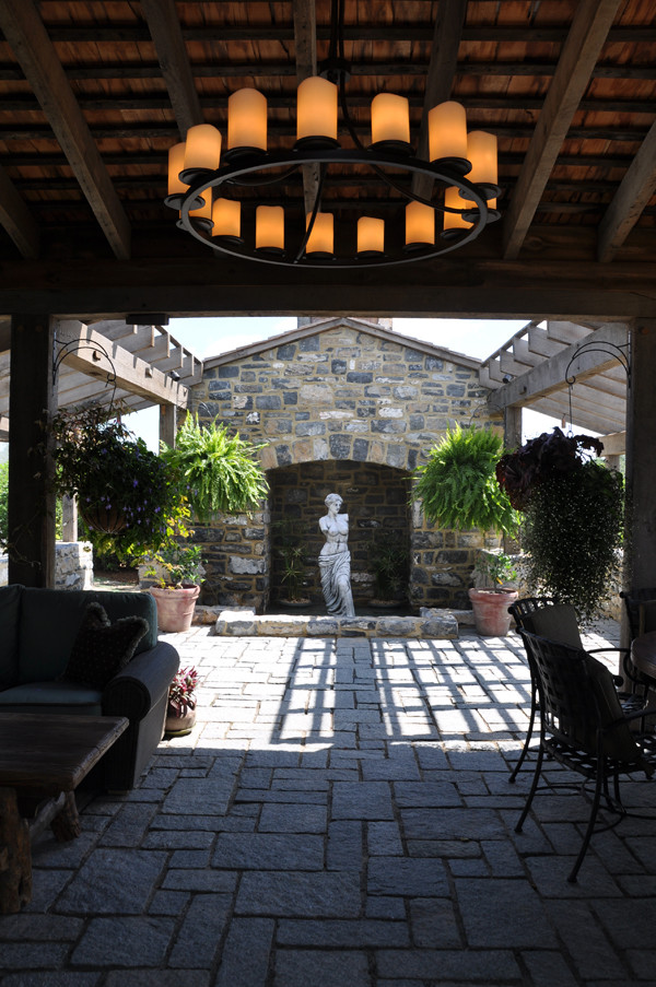 Foto de patio mediterráneo extra grande en patio trasero con adoquines de piedra natural