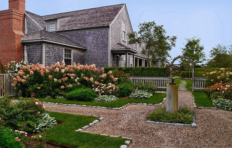 Exemple d'un aménagement d'entrée ou allée de jardin arrière nature au printemps avec une exposition ensoleillée et du gravier.