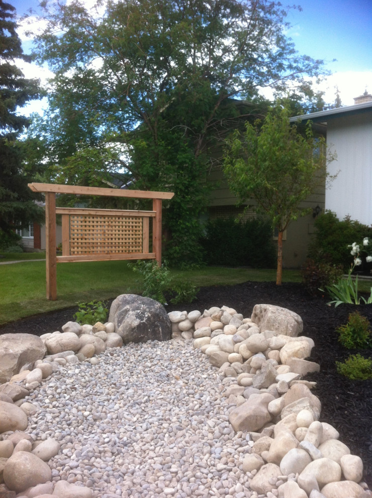 Foto di un piccolo giardino xeriscape chic davanti casa con sassi e rocce e sassi di fiume