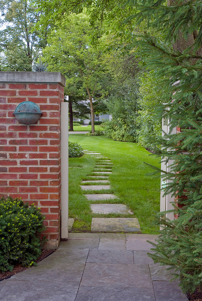 Idées déco pour un jardin classique avec des pavés en pierre naturelle.