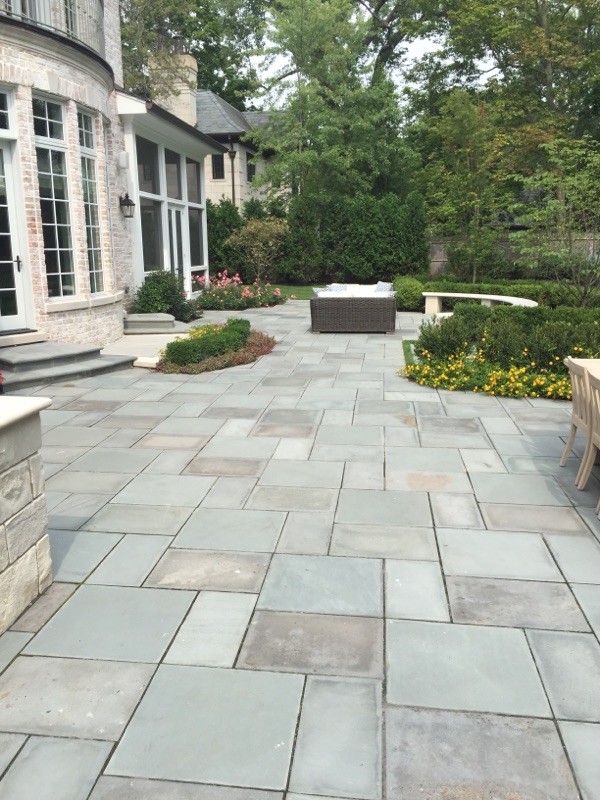 Photo of a transitional landscaping in Chicago.