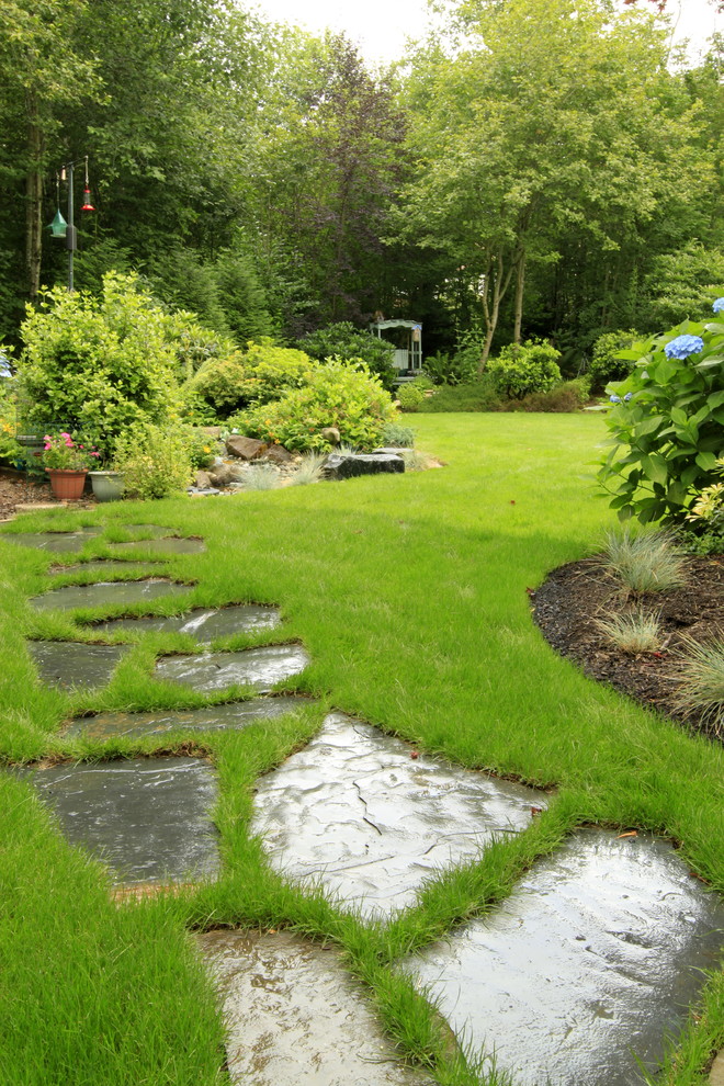 Пример оригинального дизайна: большой регулярный сад на заднем дворе в классическом стиле с покрытием из каменной брусчатки