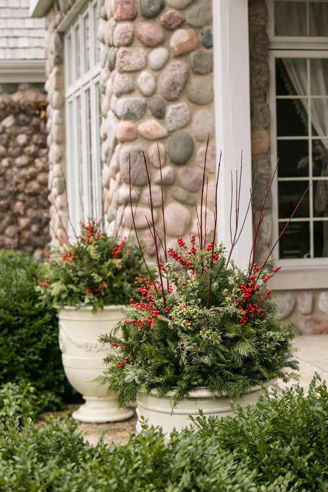 Photo of a mid-sized transitional partial sun front yard landscaping in Chicago for winter.