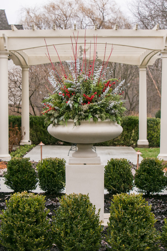Foto di un giardino classico esposto in pieno sole di medie dimensioni e dietro casa in inverno con un giardino in vaso
