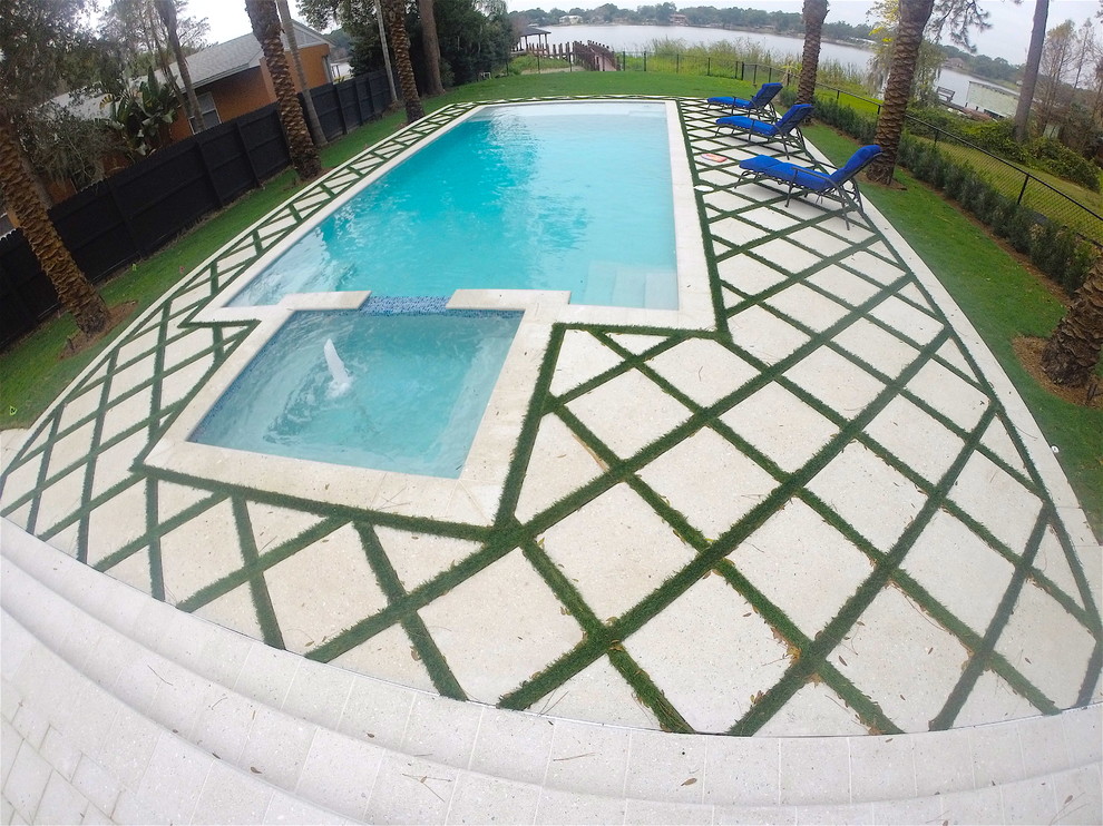 Foto de piscina con fuente exótica de tamaño medio en patio con adoquines de hormigón