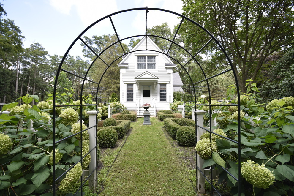 Immagine di un giardino formale moderno esposto a mezz'ombra di medie dimensioni e dietro casa