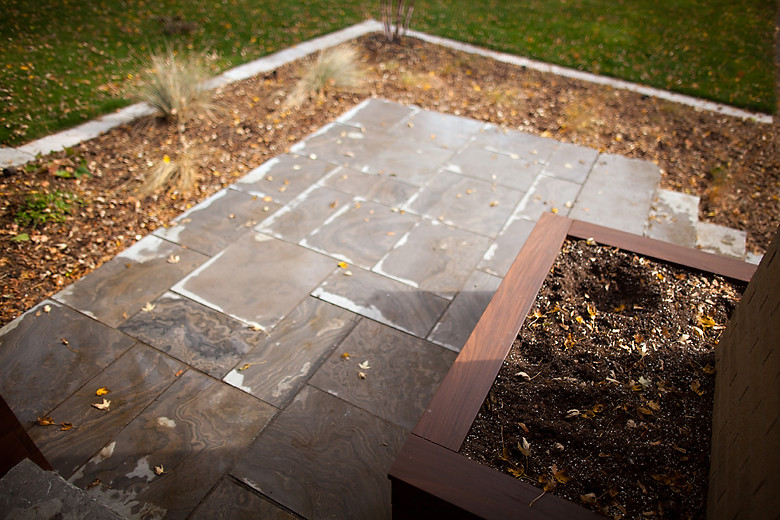 Diseño de camino de jardín actual en patio delantero con exposición parcial al sol y adoquines de piedra natural