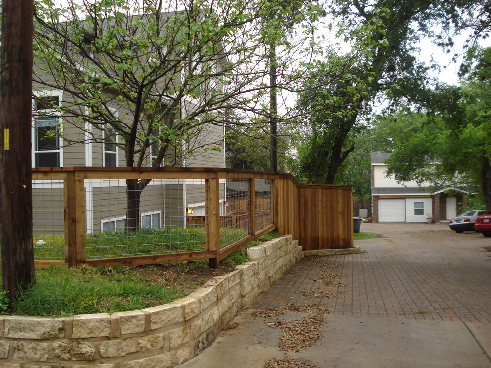 Große Klassische Gartenmauer im Winter, neben dem Haus mit Auffahrt, direkter Sonneneinstrahlung und Pflastersteinen in Austin