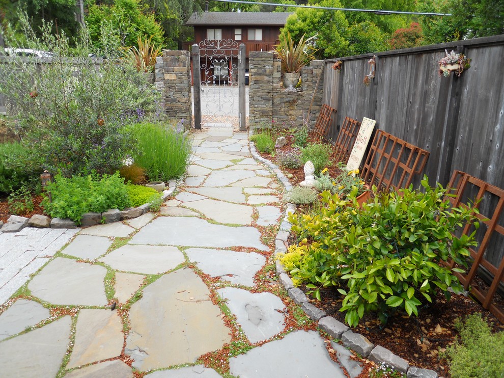 Ejemplo de jardín clásico en patio delantero con adoquines de piedra natural