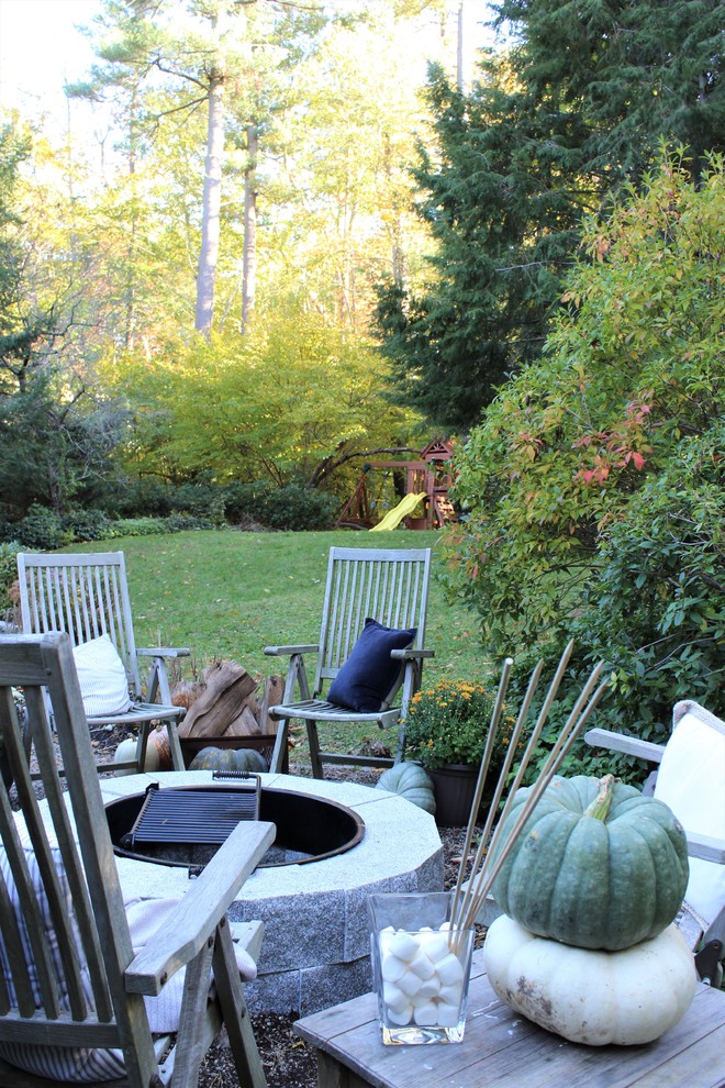 Diseño de jardín rústico en otoño en patio trasero con brasero y adoquines de piedra natural