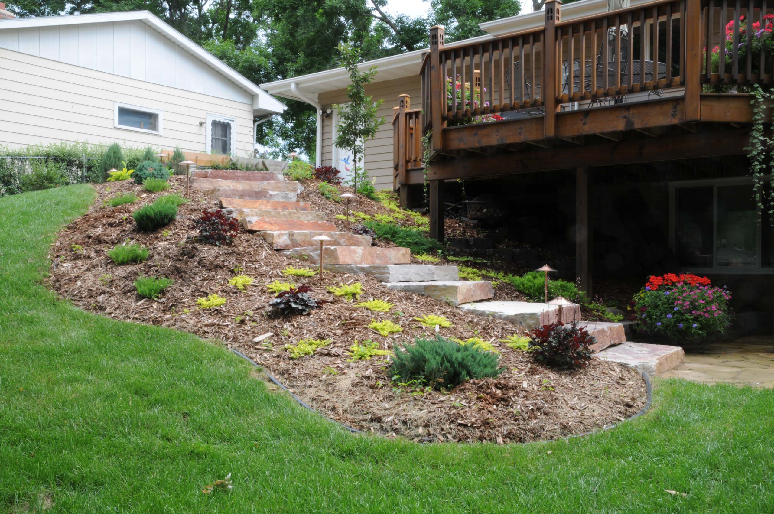  sloping backyard landscaping ideas pictures