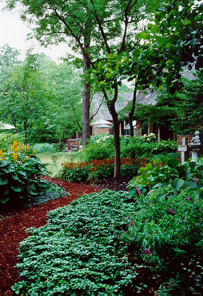 Photo of a rustic landscaping in Chicago.