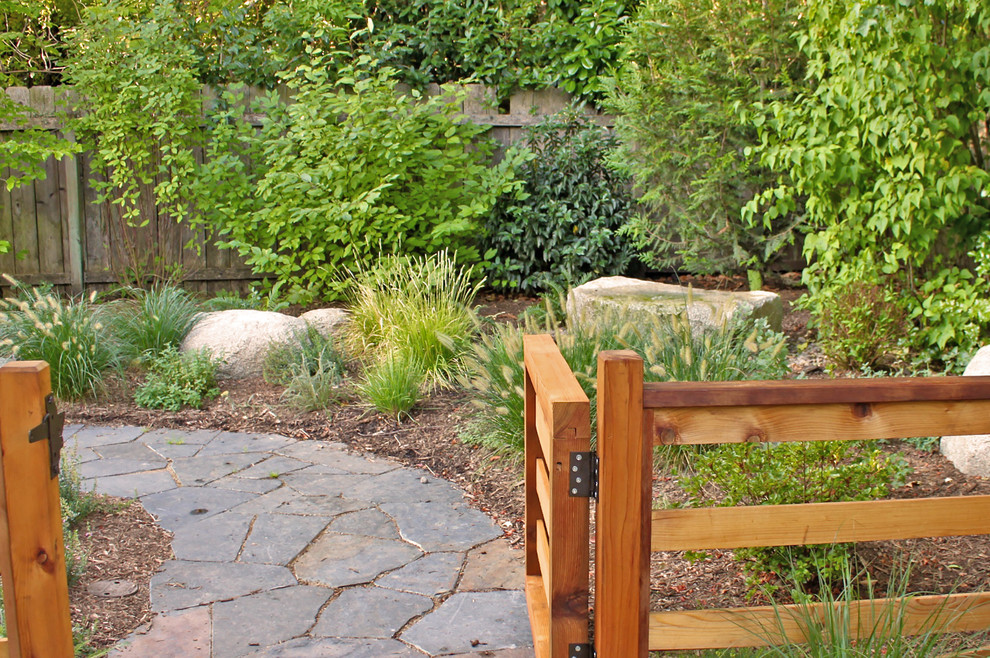 Aménagement d'un aménagement d'entrée ou allée de jardin arrière contemporain de taille moyenne et l'été avec une exposition ensoleillée et des pavés en pierre naturelle.