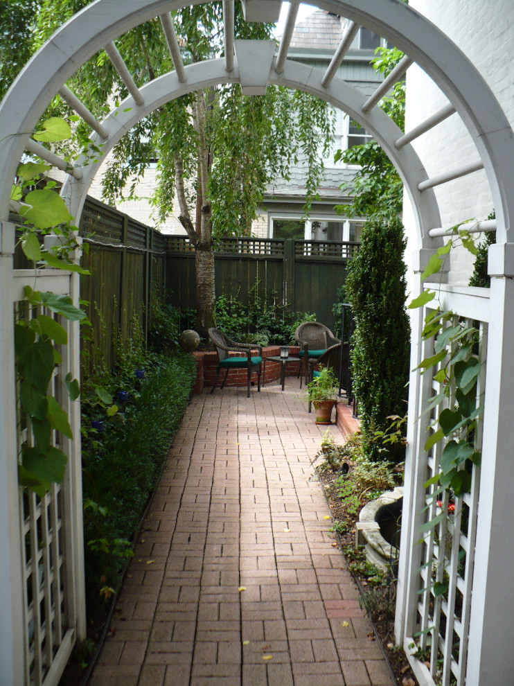 Imagen de camino de jardín tradicional pequeño en patio lateral con exposición parcial al sol y adoquines de ladrillo