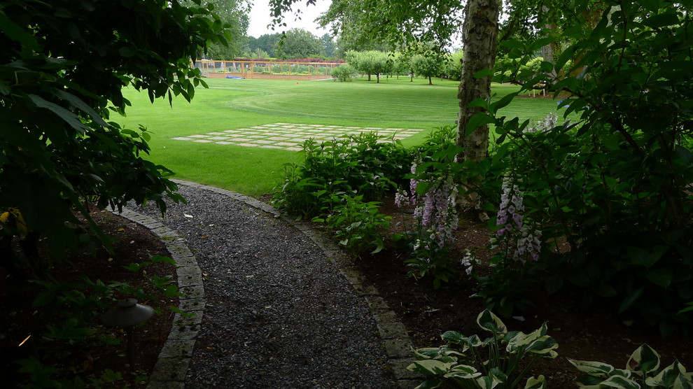 На фото: большой тенистый огород на участке на боковом дворе в стиле кантри с