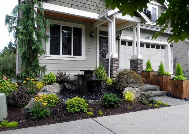 Design ideas for a small eclectic drought-tolerant and full sun front yard mulch landscaping in Seattle.