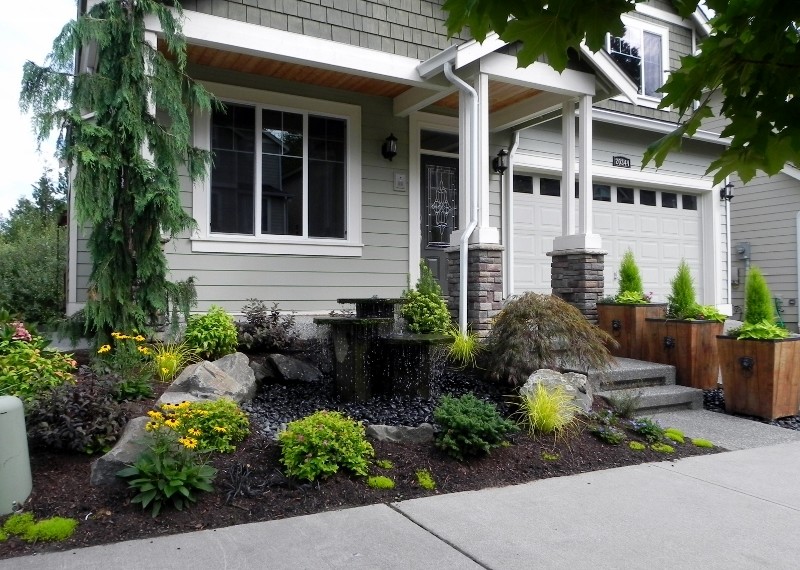 Esempio di un piccolo giardino xeriscape bohémian esposto in pieno sole davanti casa con pacciame